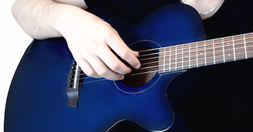 Jouer de la guitare aux doigts ou au médiator ? - Musique, instruments,  chansons, BLOG ZIK !
